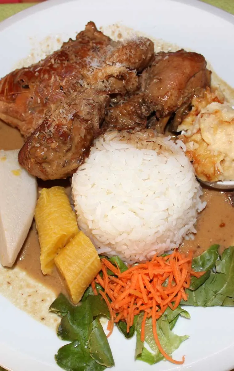 Plat à base de riz, chou de chine, banane jaune, poulet au lait de coco