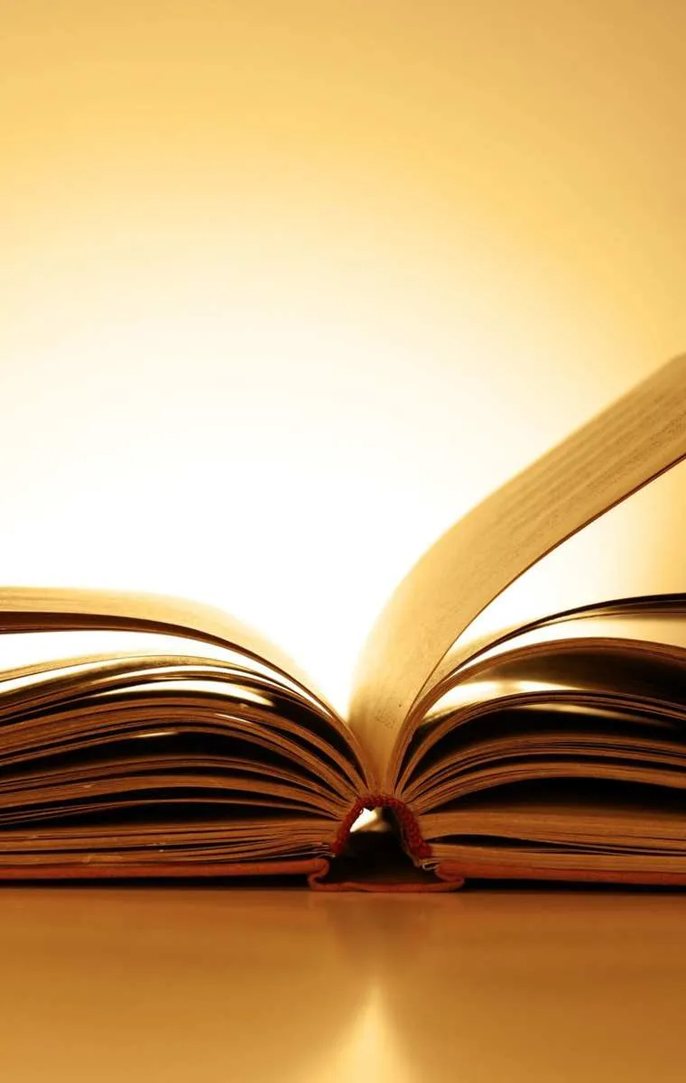 Livre ouvert sous fond lumineux