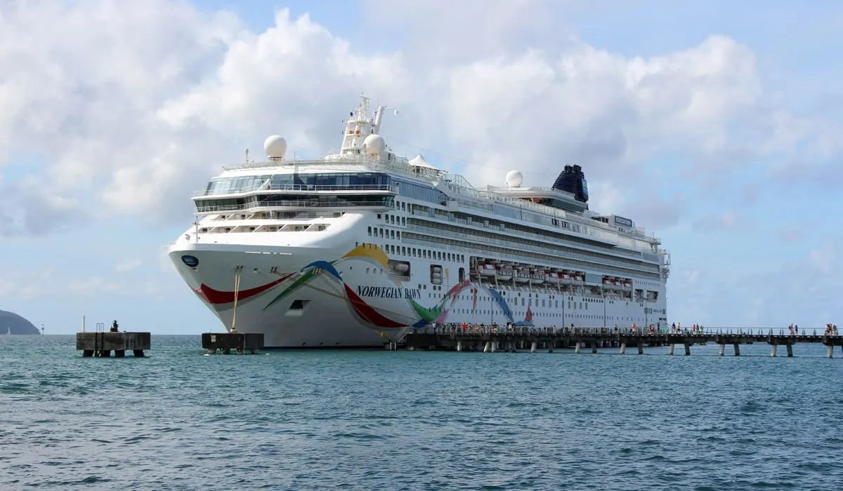 Bateau de croisières Norwegian Dawn dans la baie de Fort-de-France Bateau de croisières Norwegian Dawn dans la baie de Fort-de-France