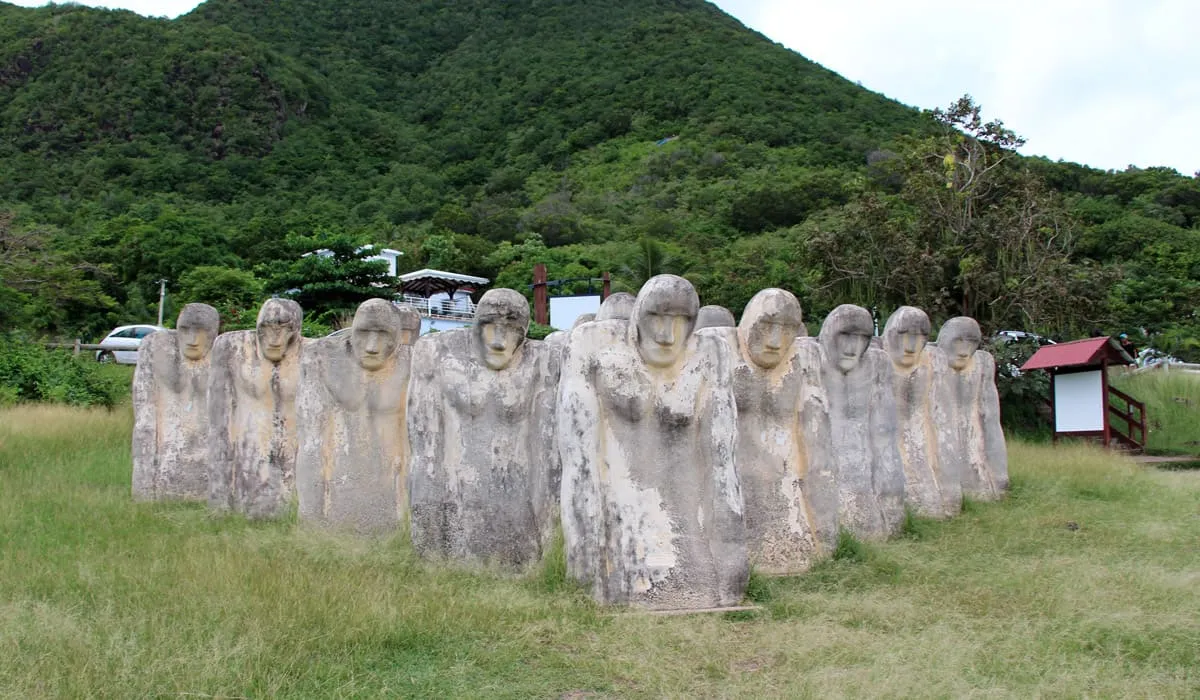 Mémorial Cap 110 avec 15 statuettes répresentant des esclaves Mémorial Cap 110 avec 15 statuettes répresentant des esclaves