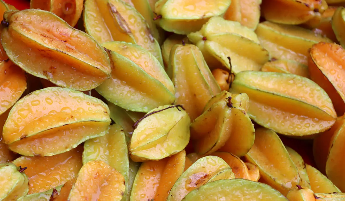 Caramboles en vente au marché de Fort-de-France Caramboles en vente au marché de Fort-de-France