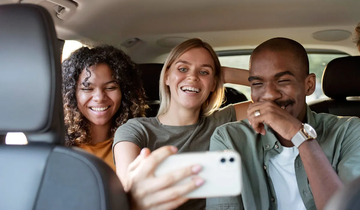 Famille en vacances dans un taxi Famille en vacances dans un taxi
