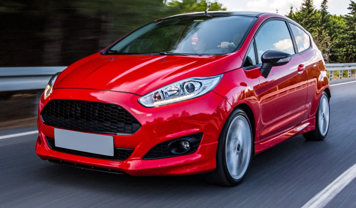 Voiture de location rouge sur une route Voiture de location rouge sur une route