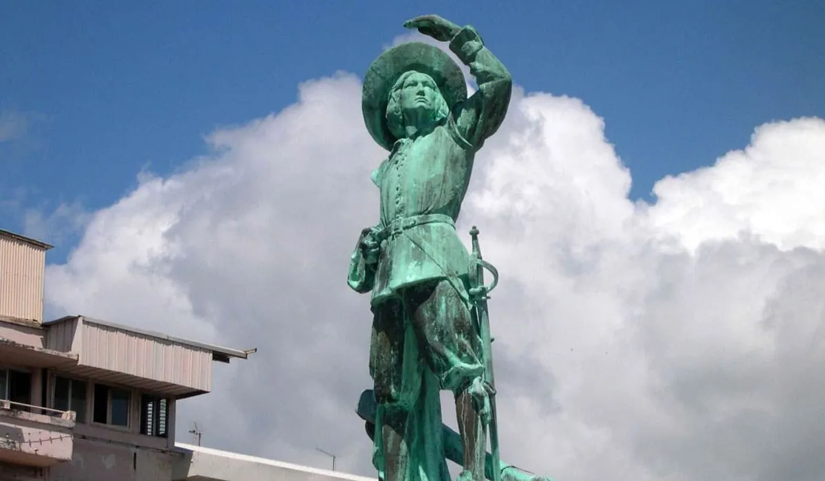 Statue de Pierre Belain d'Esnambuc Statue de Pierre Belain d'Esnambuc