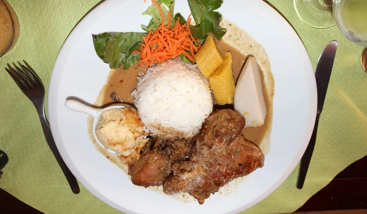 Plat au restaurant avec du poulet au lait de coco, banane jaune, riz, igname et salade de carottes Plat au restaurant avec du poulet au lait de coco, banane jaune, riz, igname et salade de carottes