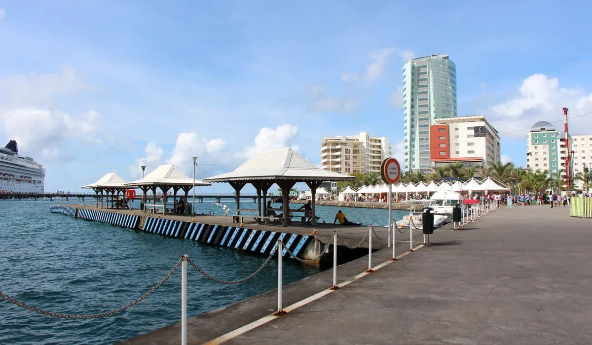 Quai sur le Malecon et vue sur la Pointe Simon Quai sur le Malecon et vue sur la Pointe Simon