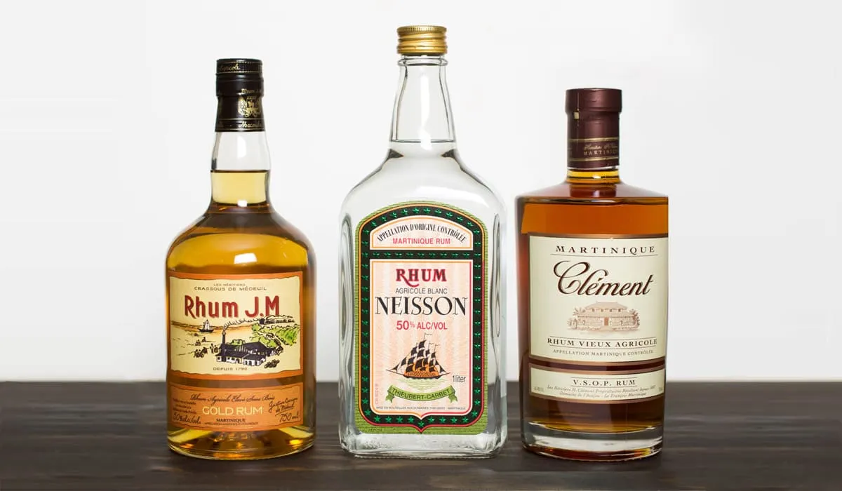 Rhums de Martinique Trois bouteilles de rhum de la Martinique posées sur une étagère