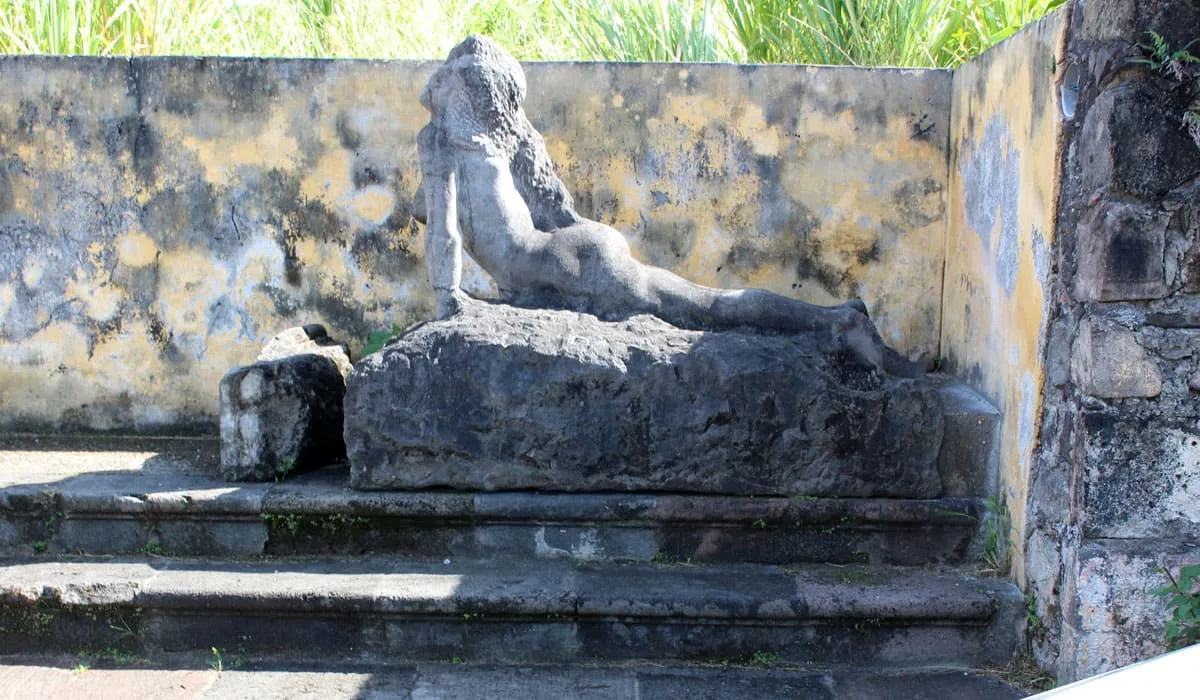 Ruines de l'ancien théâtre de Saint-Pierre Ruines de l'ancien théâtre de Saint-Pierre