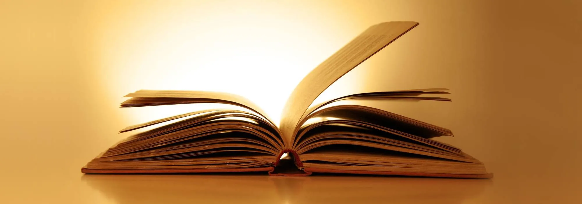 Livre ouvert sous fond lumineux