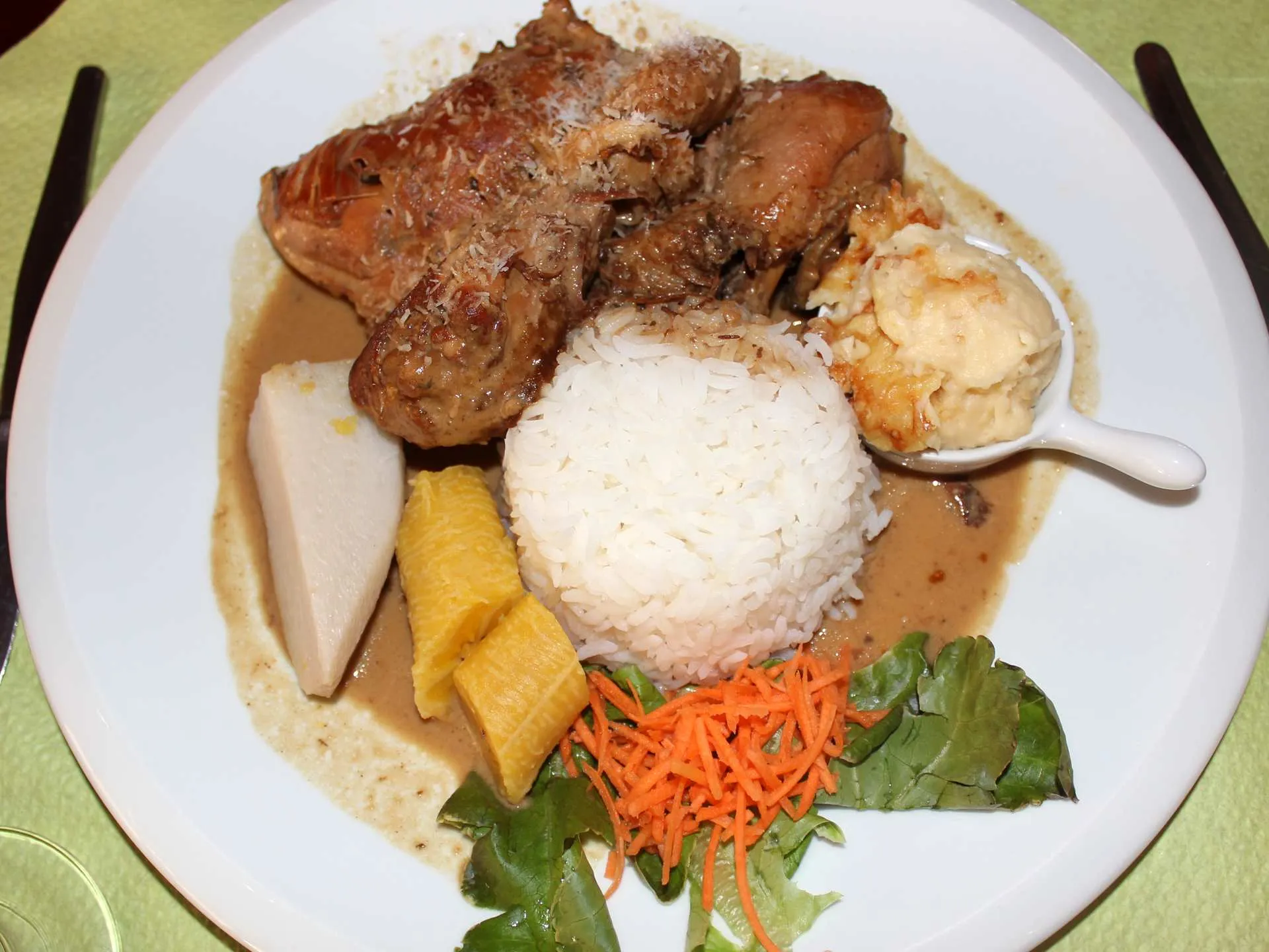 Plat à base de riz, chou de chine, banane jaune, poulet au lait de coco